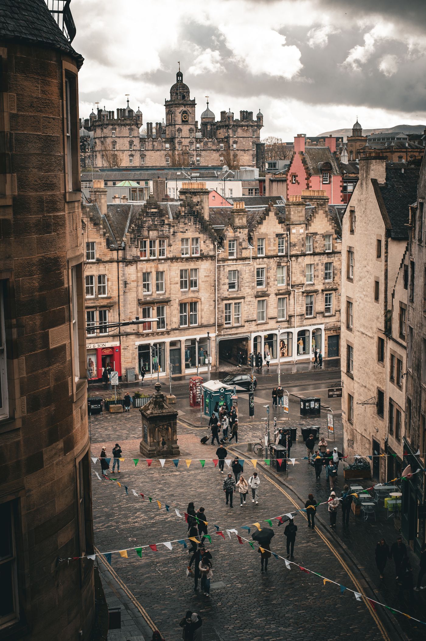 Historic cobbled street and stone buildings in Edinburgh Old Town